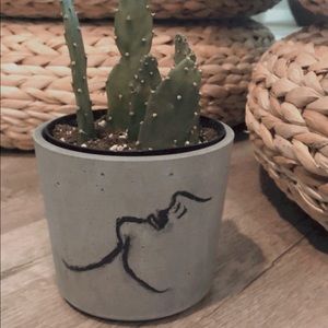 HAND-PAINTED MINIMALIST CONCRETE POT
